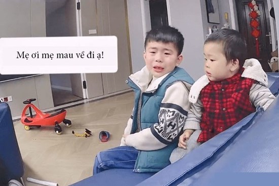 Ra ngoài mua đồ nhờ con lớn trông em, cảnh tượng qua camera khiến mẹ vội vã chạy về
