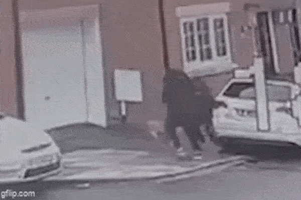 Người đàn ông cầm hung khí đi vào trường, học sinh hoảng sợ bỏ chạy-1