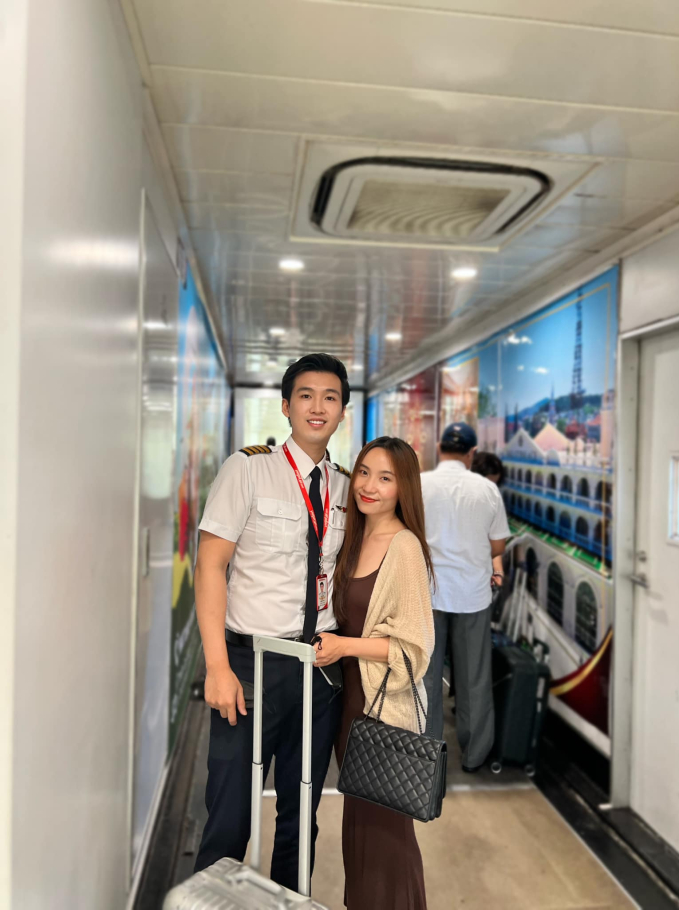 Cơ trưởng điển trai đi nghe hát chốt” cưới cô ca sĩ: Giấu vợ chuyện bố mẹ ngăn cản, chi tiêu thoải mái sau kết hôn-1