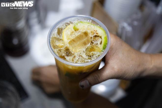 Quán trà chanh giã tay ngày bán hơn 200 cốc, khách xếp hàng chờ mua kín vỉa hè-1