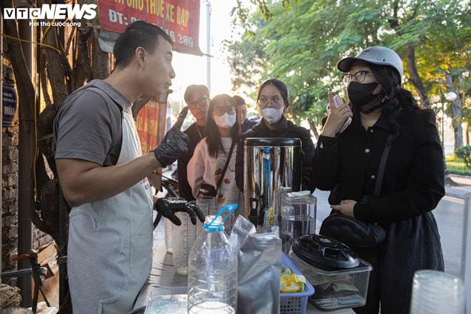 Quán trà chanh giã tay ngày bán hơn 200 cốc, khách xếp hàng chờ mua kín vỉa hè-3