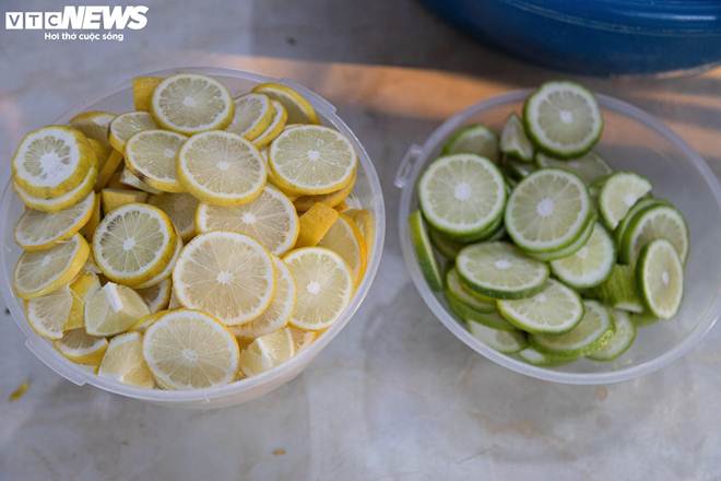 Quán trà chanh giã tay ngày bán hơn 200 cốc, khách xếp hàng chờ mua kín vỉa hè-5