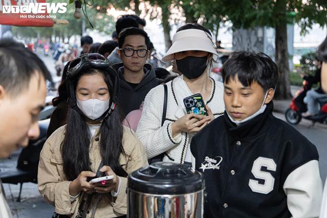 Quán trà chanh giã tay ngày bán hơn 200 cốc, khách xếp hàng chờ mua kín vỉa hè-11