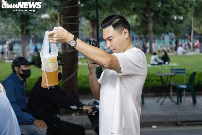 Quán trà chanh giã tay ngày bán hơn 200 cốc, khách xếp hàng chờ mua kín vỉa hè-12