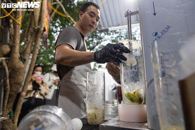 Quán trà chanh giã tay ngày bán hơn 200 cốc, khách xếp hàng chờ mua kín vỉa hè-9