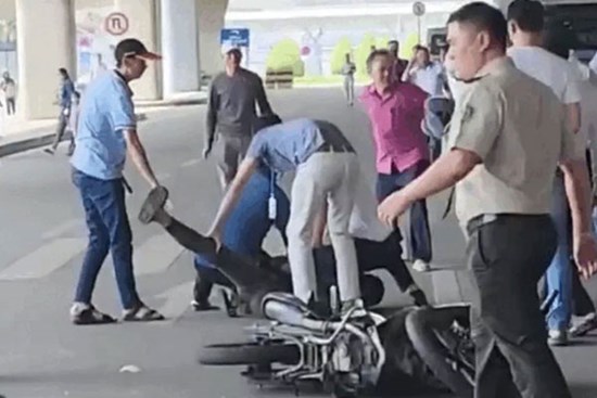Hai thanh niên phóng xe máy 