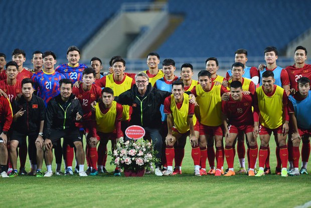 Văn Thanh bị sưng một bên mắt, Tiến Linh tiết lộ công thức lập siêu phẩm vào lưới ĐT Iraq-6