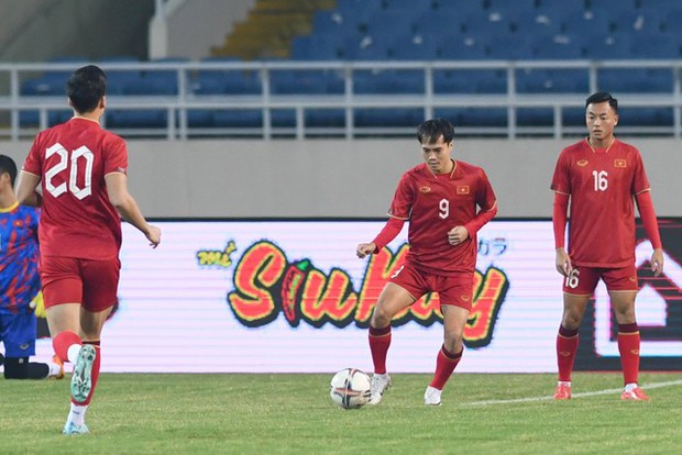 Văn Thanh bị sưng một bên mắt, Tiến Linh tiết lộ công thức lập siêu phẩm vào lưới ĐT Iraq-9