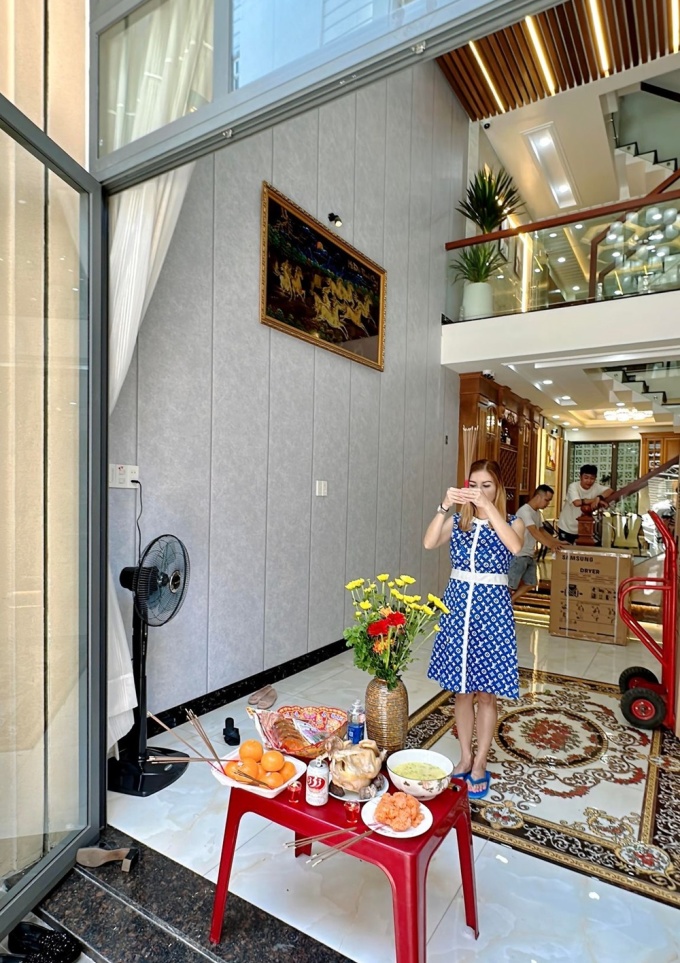 Nữ ca sĩ sống như bà hoàng tại Mỹ, cứ thích là được chồng tặng biệt thự siêu xe, vừa tậu thêm nhà phố Sài Gòn gần 10 tỷ đồng-2