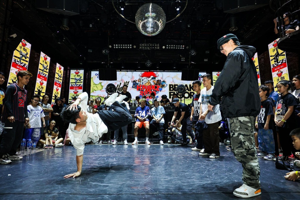 Đám cưới gây sốt ở Hà Nam: Cô dâu bay người trên cao, chú rể nhảy hiphop-2