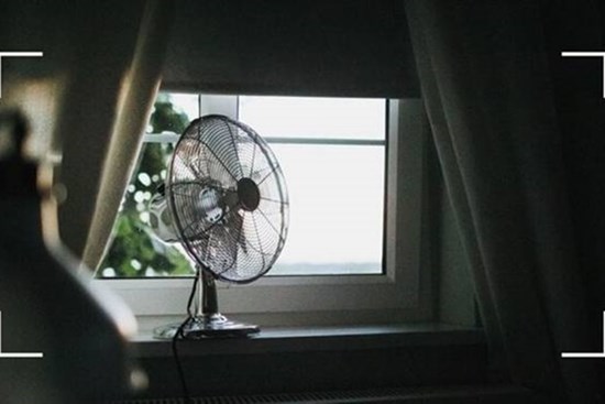Tác hại của việc bật quạt chĩa thẳng vào người khi ngủ