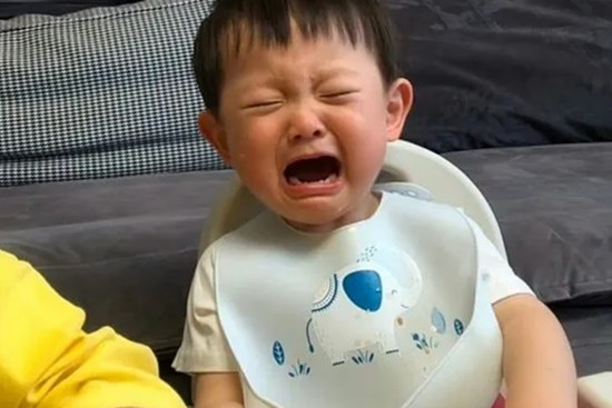 Con mải xem hoạt hình không chịu tắt, 3 hành động của 3 bà mẹ mang lại kết quả khác biệt
