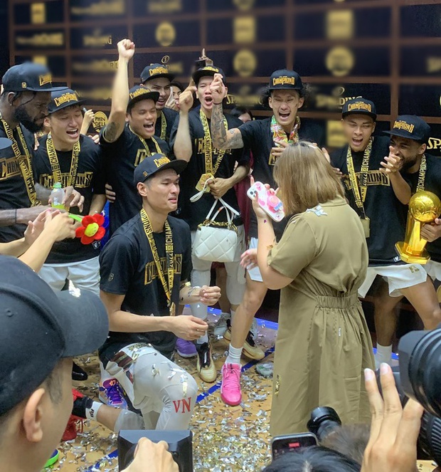 Chủ động tỏ tình với cậu bạn học cao 2,03m, cô gái có cuộc sống ngọt ngào sau 8 năm bên nhau-3