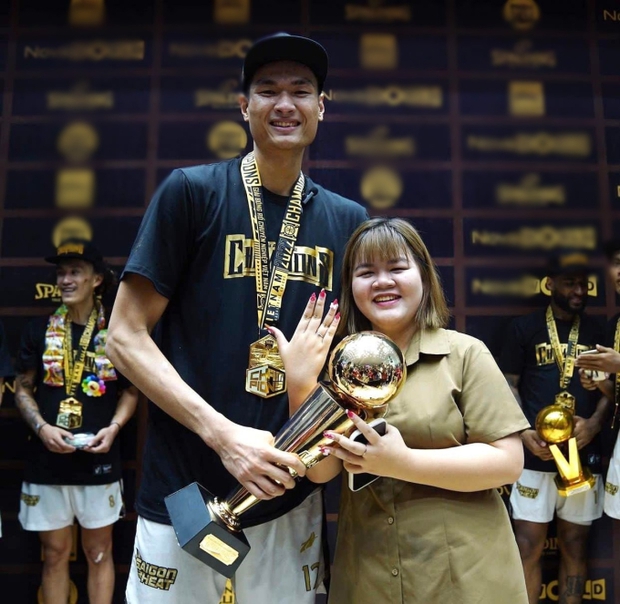 Chủ động tỏ tình với cậu bạn học cao 2,03m, cô gái có cuộc sống ngọt ngào sau 8 năm bên nhau-4