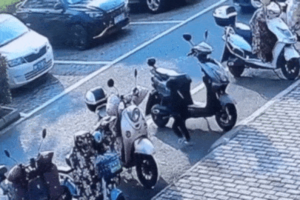 Bé gái may mắn thoát nạn khi bị ô tô tông ngã xuống đường