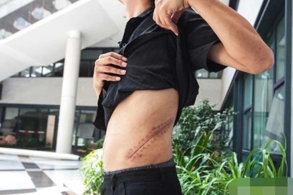 Cặp bố mẹ trong gia tộc giàu nhất nhì Việt Nam nuôi dạy con: 3 tuổi mới cho bé lộ mặt, đi học có bố ở ngoài giám sát-13