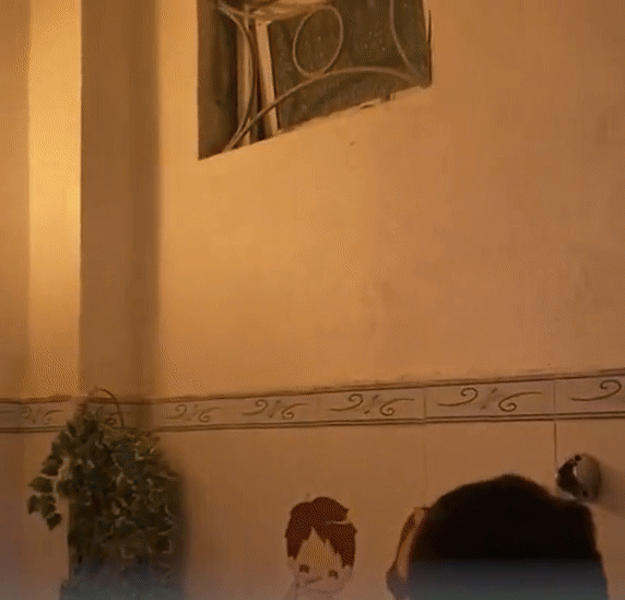 Đèn sưởi trong nhà tắm đột ngột bốc cháy, phát nổ: Lời cảnh báo cho nhiều gia đình vào mùa đông-1