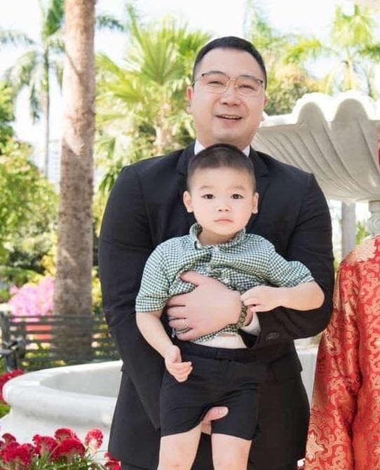 Cặp bố mẹ trong gia tộc giàu nhất nhì Việt Nam nuôi dạy con: 3 tuổi mới cho bé lộ mặt, đi học có bố ở ngoài giám sát-5