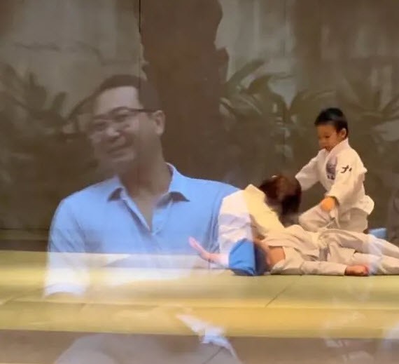 Cặp bố mẹ trong gia tộc giàu nhất nhì Việt Nam nuôi dạy con: 3 tuổi mới cho bé lộ mặt, đi học có bố ở ngoài giám sát-7