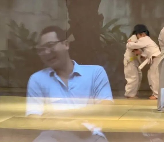 Cặp bố mẹ trong gia tộc giàu nhất nhì Việt Nam nuôi dạy con: 3 tuổi mới cho bé lộ mặt, đi học có bố ở ngoài giám sát-8