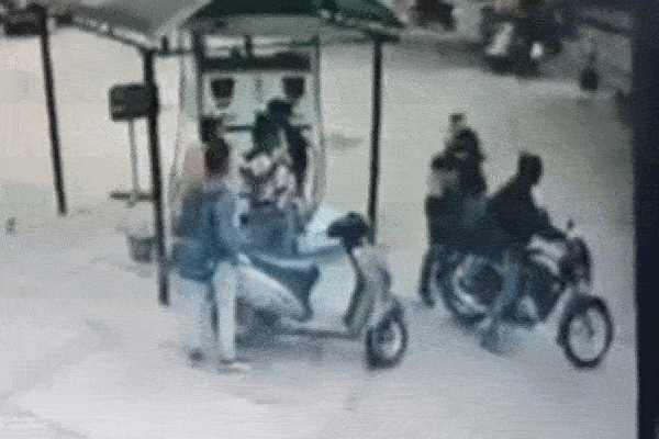 Clip: Đang đi bộ, nữ giáo viên bị 3 người đàn ông bắt cóc đưa lên ô tô-1