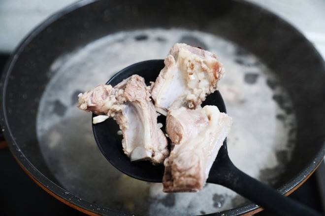 Canh sườn ngô nấu không đã ngon, lại thêm loại lá giàu canxi này được món hấp dẫn lại bổ dưỡng-4