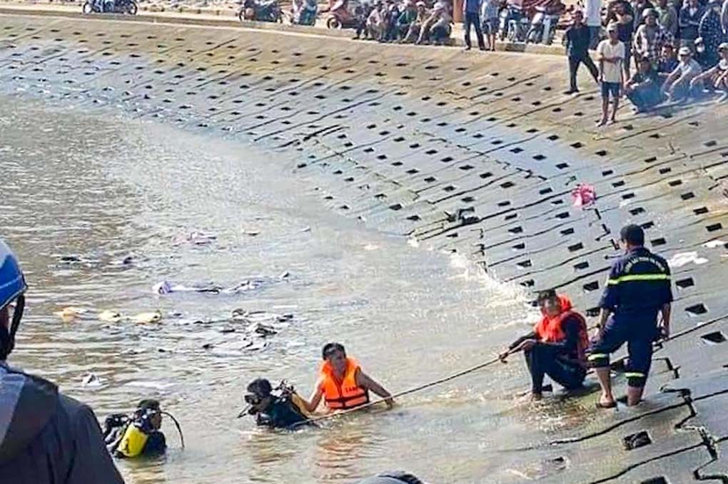 Xe máy lao xuống biển, 3 thiếu niên thương vong-1