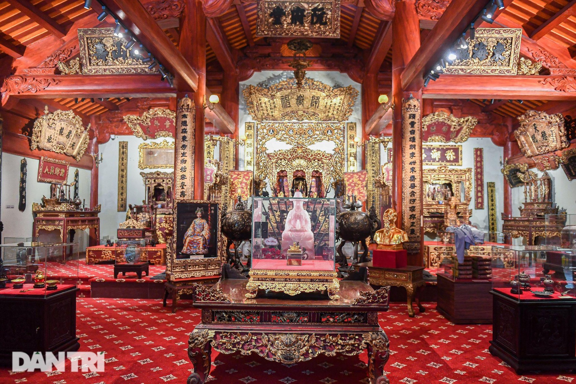 Ấn vàng Hoàng đế chi bảo hồi hương, có 4-5 bảo vệ túc trực ngày đêm-1