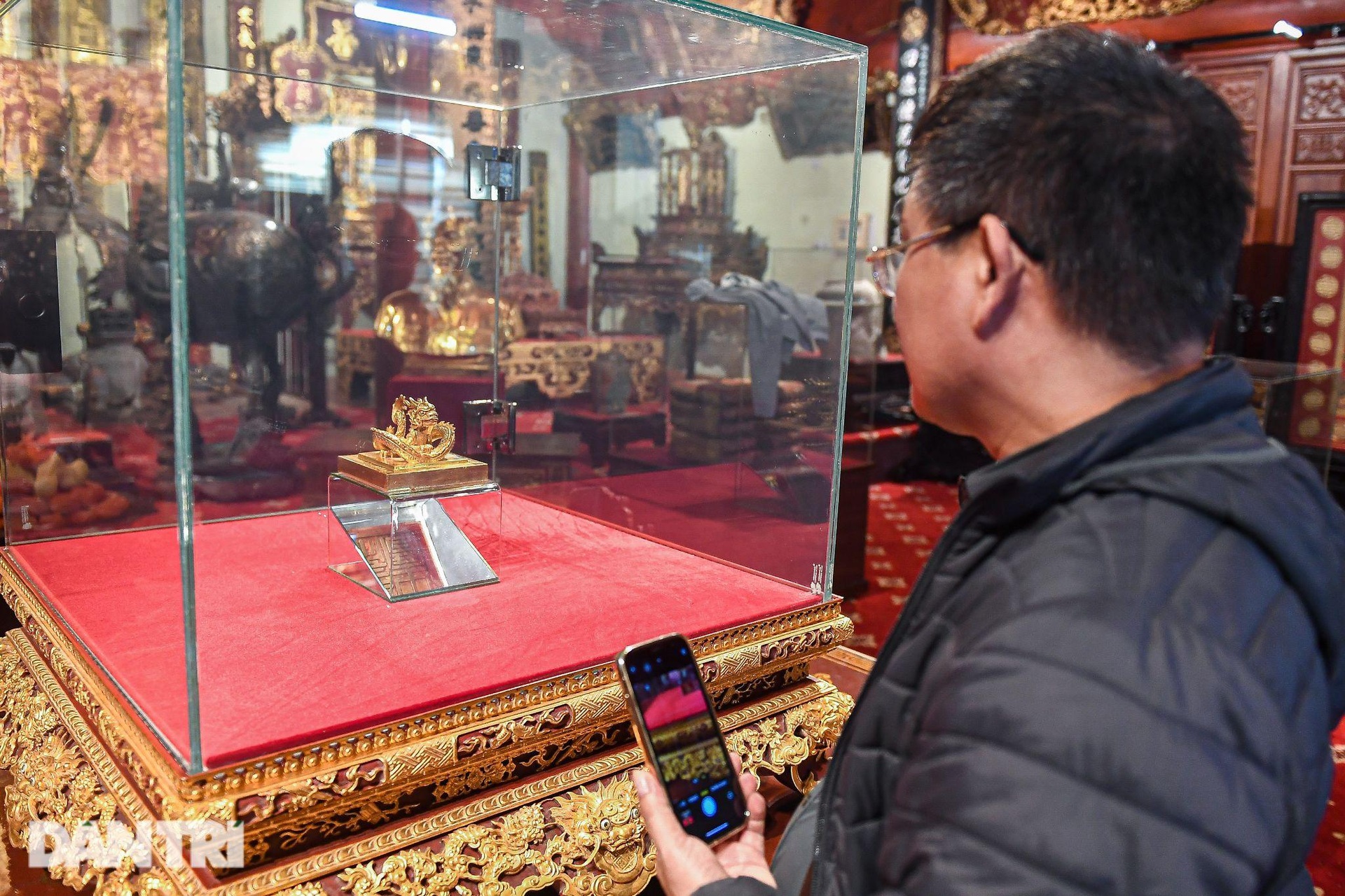 Ấn vàng Hoàng đế chi bảo hồi hương, có 4-5 bảo vệ túc trực ngày đêm-2