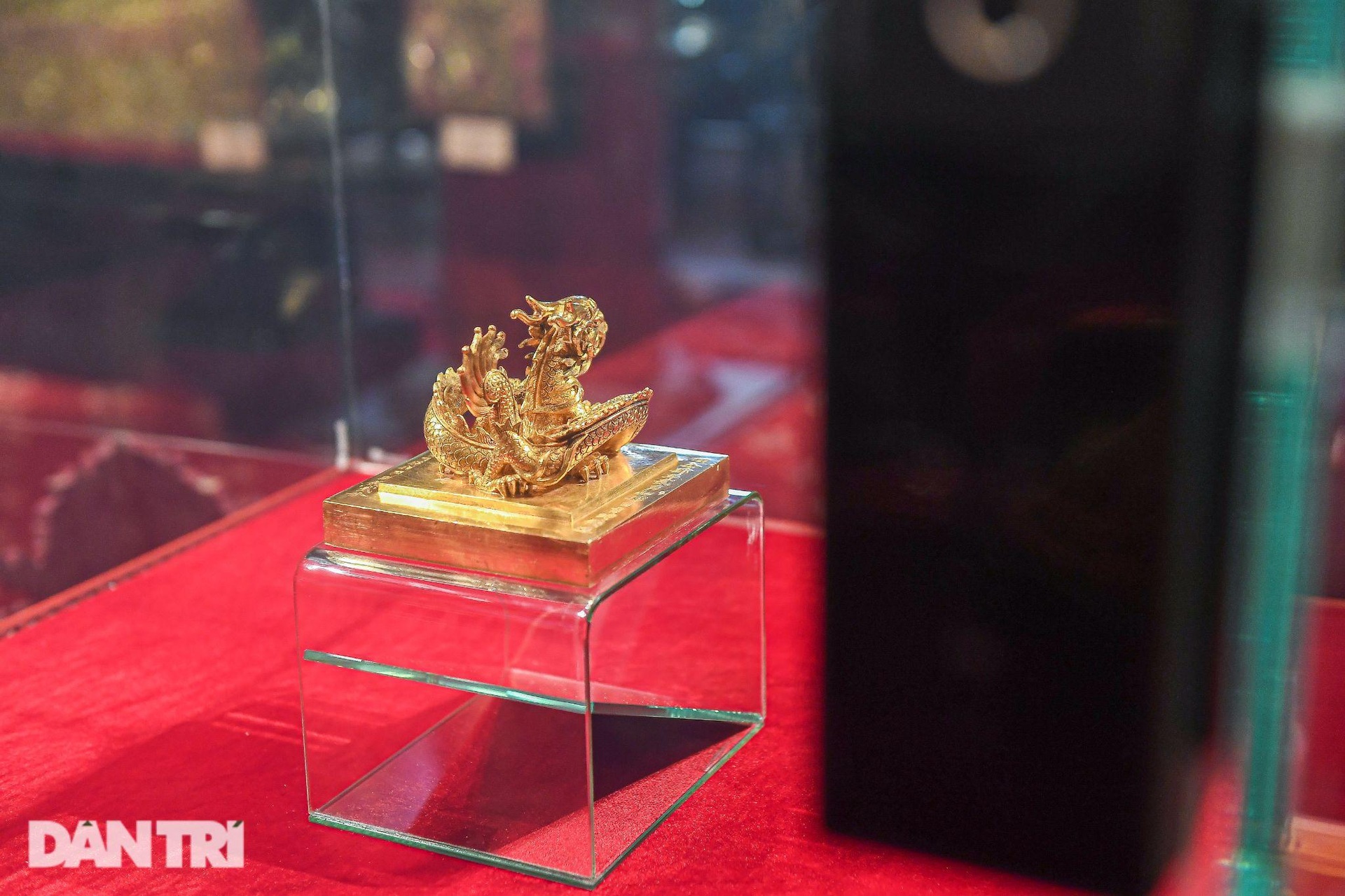 Ấn vàng Hoàng đế chi bảo hồi hương, có 4-5 bảo vệ túc trực ngày đêm-4