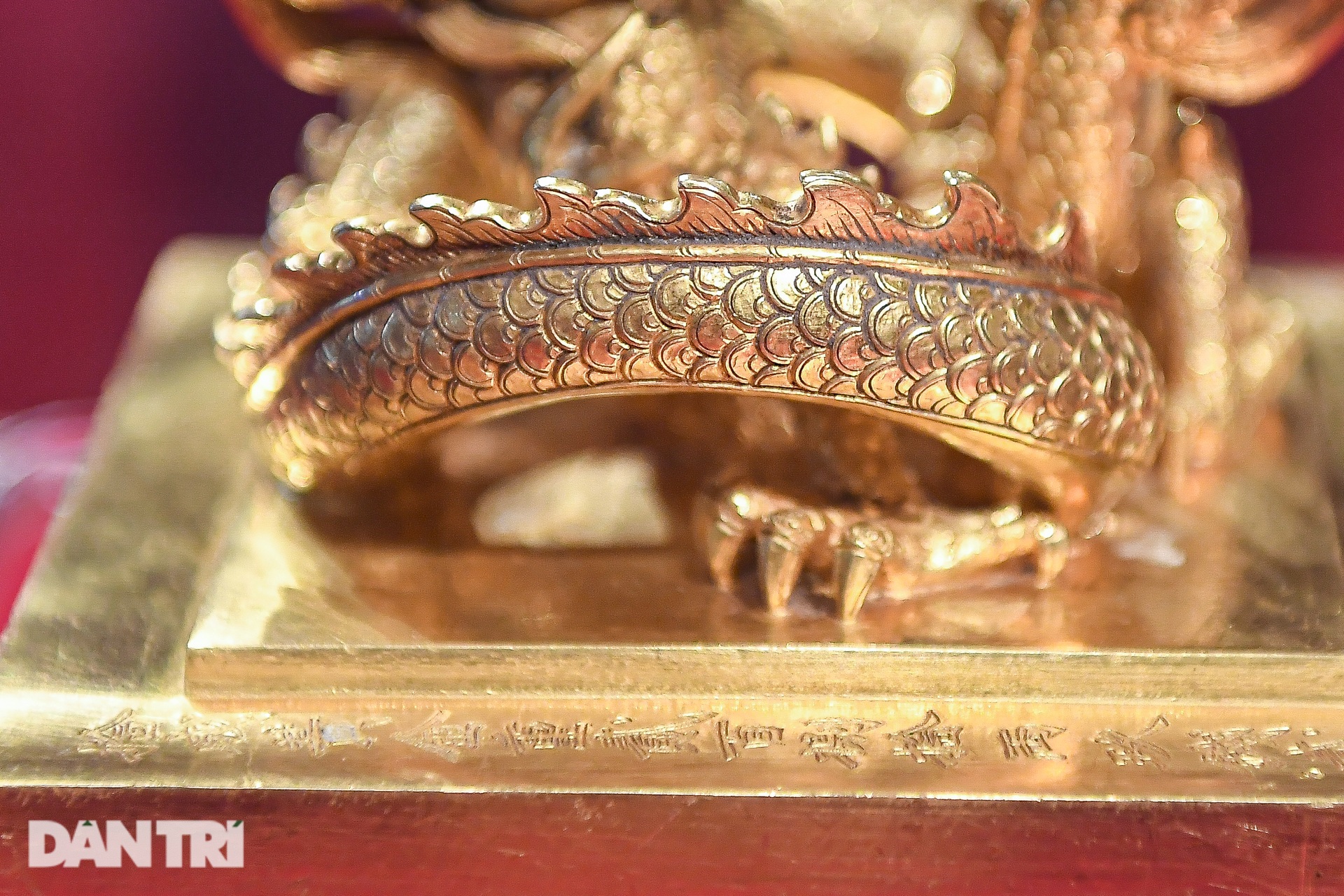 Ấn vàng Hoàng đế chi bảo hồi hương, có 4-5 bảo vệ túc trực ngày đêm-5