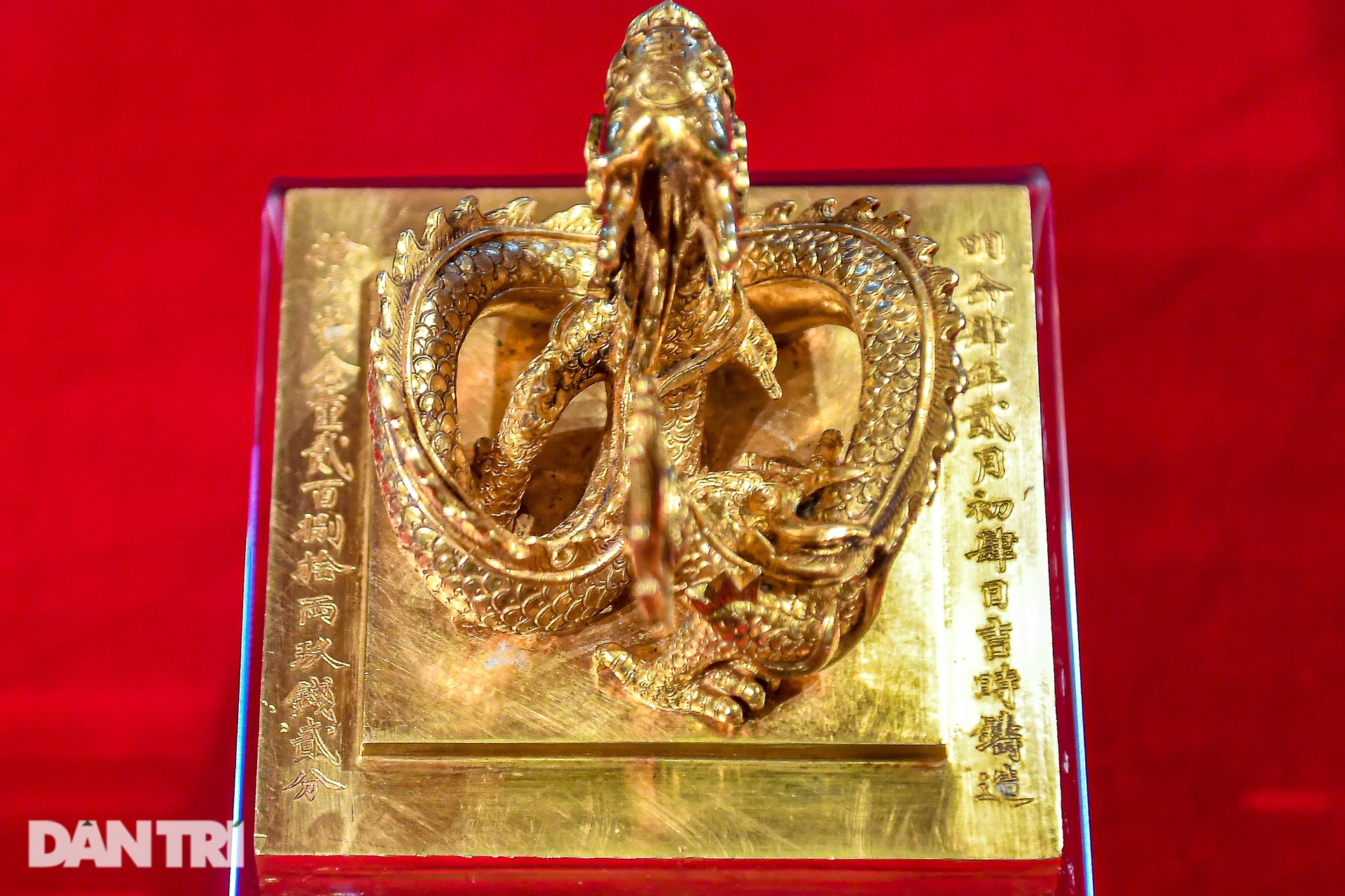 Ấn vàng Hoàng đế chi bảo hồi hương, có 4-5 bảo vệ túc trực ngày đêm-6