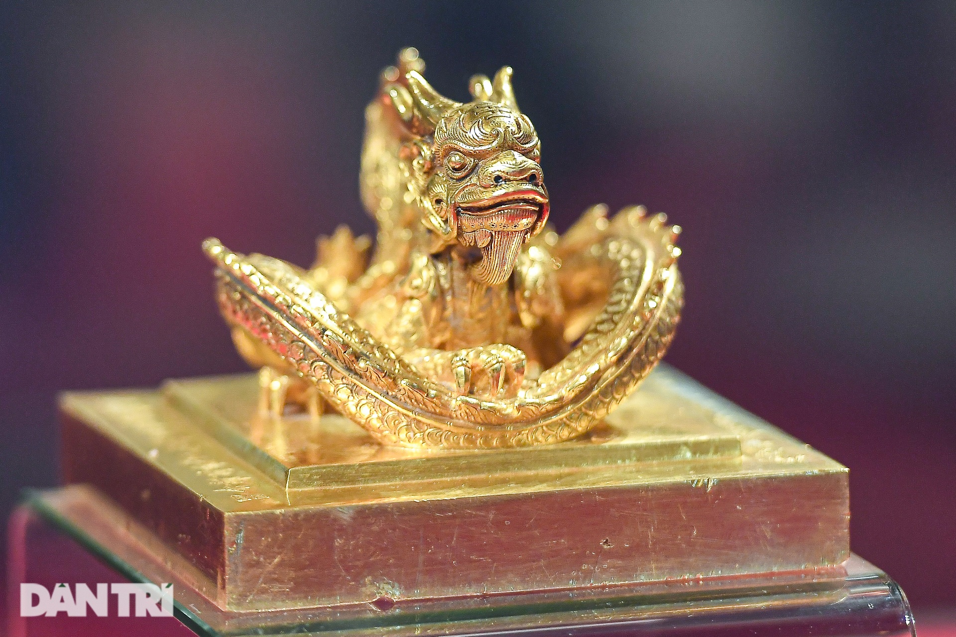 Ấn vàng Hoàng đế chi bảo hồi hương, có 4-5 bảo vệ túc trực ngày đêm-7