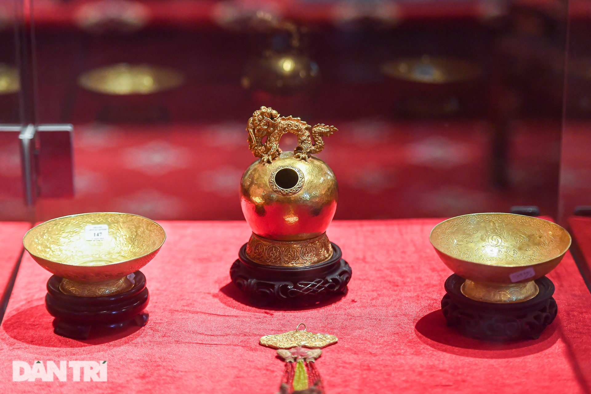 Ấn vàng Hoàng đế chi bảo hồi hương, có 4-5 bảo vệ túc trực ngày đêm-8