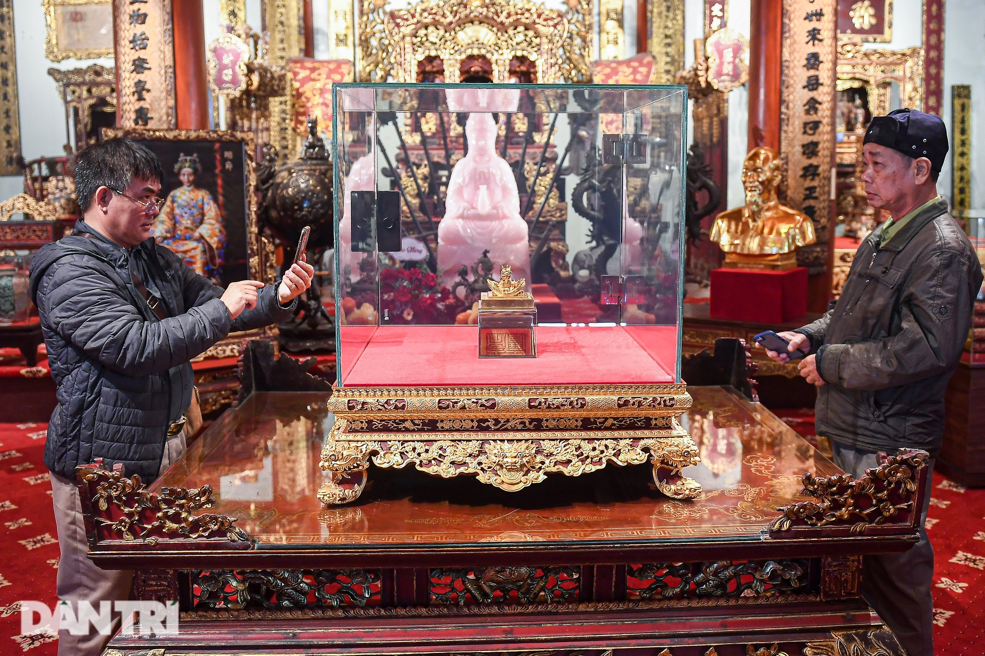 Ấn vàng Hoàng đế chi bảo hồi hương, có 4-5 bảo vệ túc trực ngày đêm-9