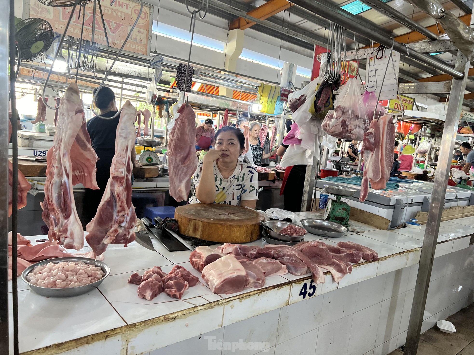 Lạ thường khu chợ tiểu thương chỉ biết ngồi... lướt mạng-1
