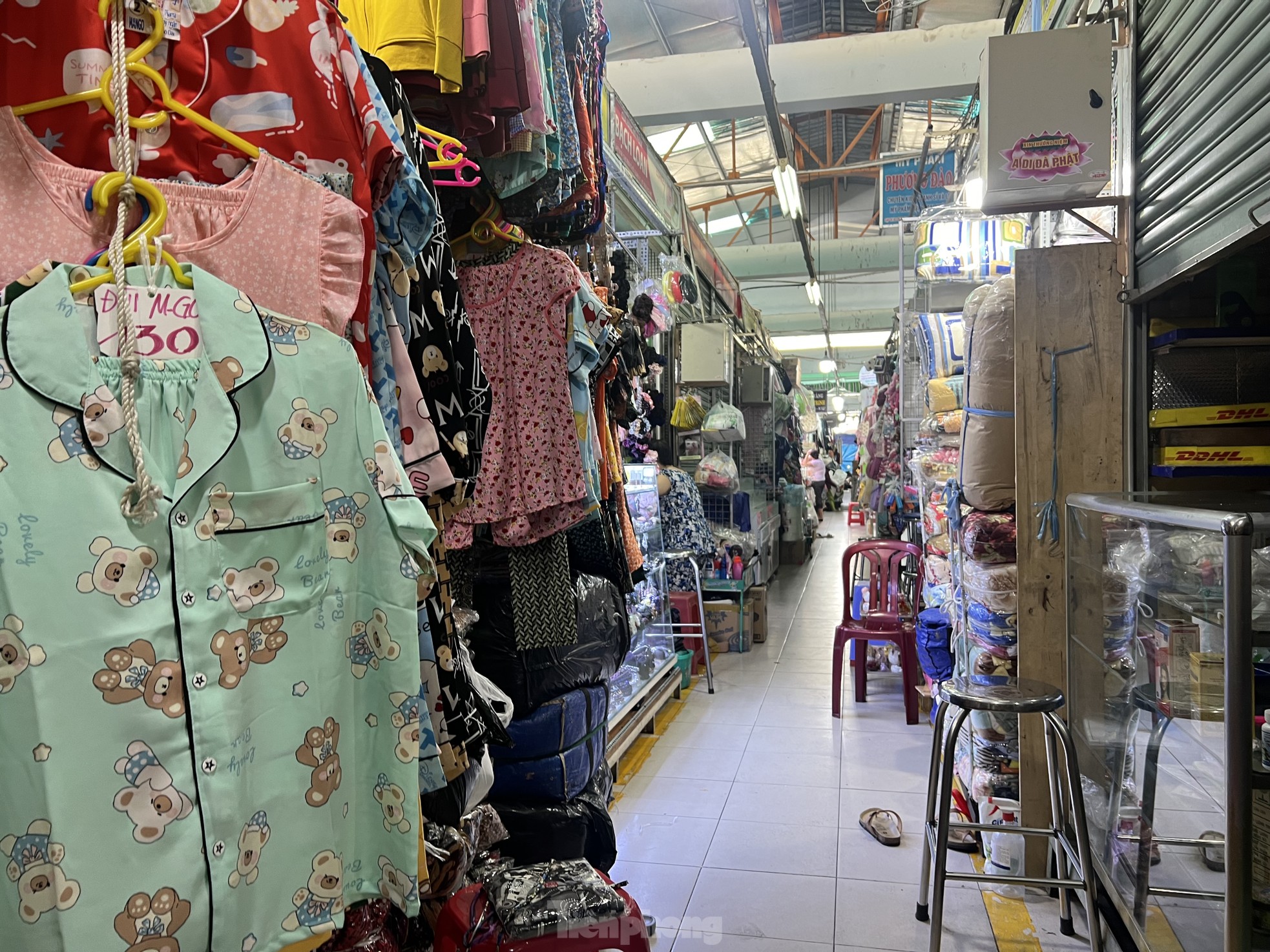 Lạ thường khu chợ tiểu thương chỉ biết ngồi... lướt mạng-10