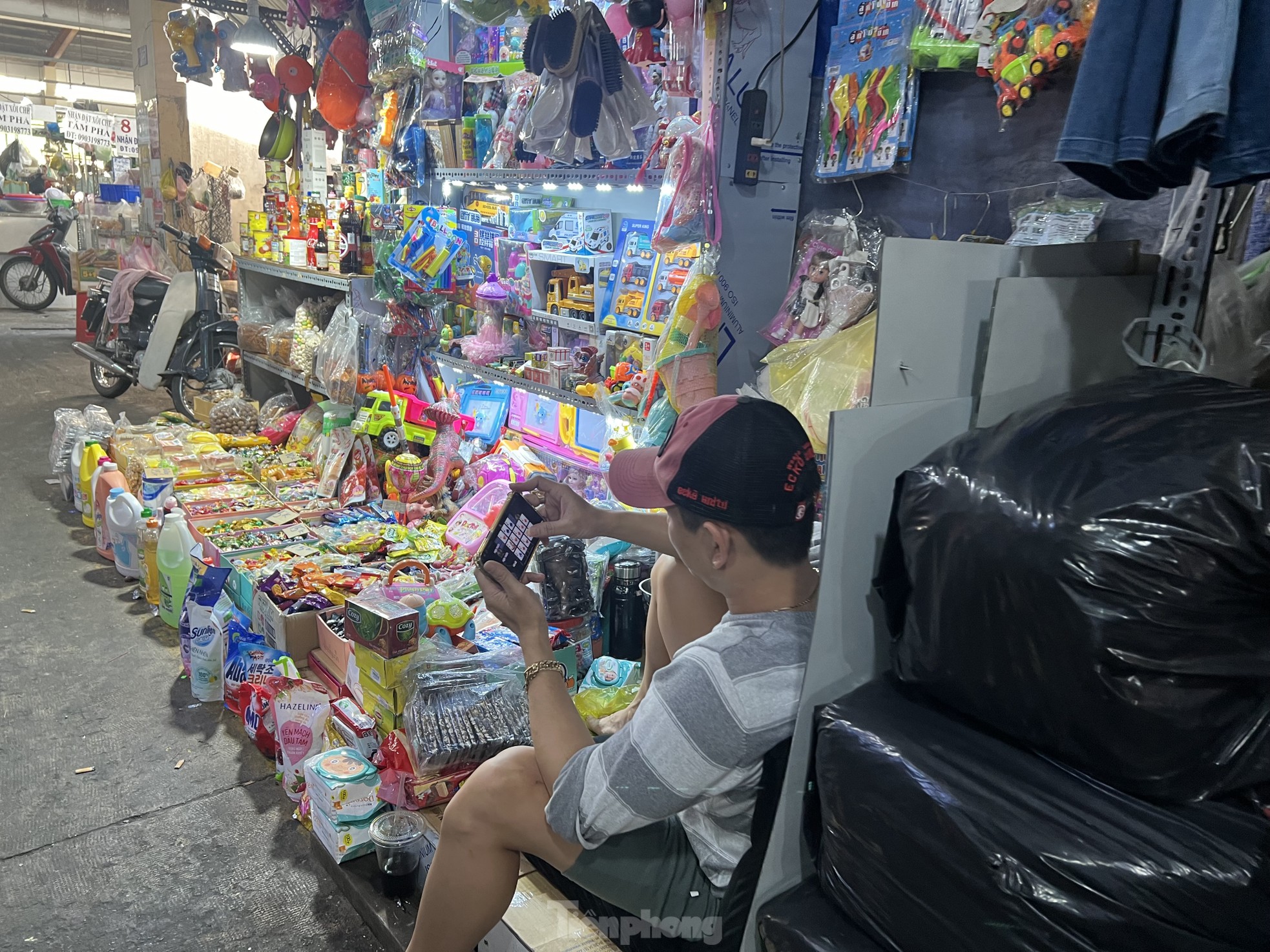Lạ thường khu chợ tiểu thương chỉ biết ngồi... lướt mạng-11