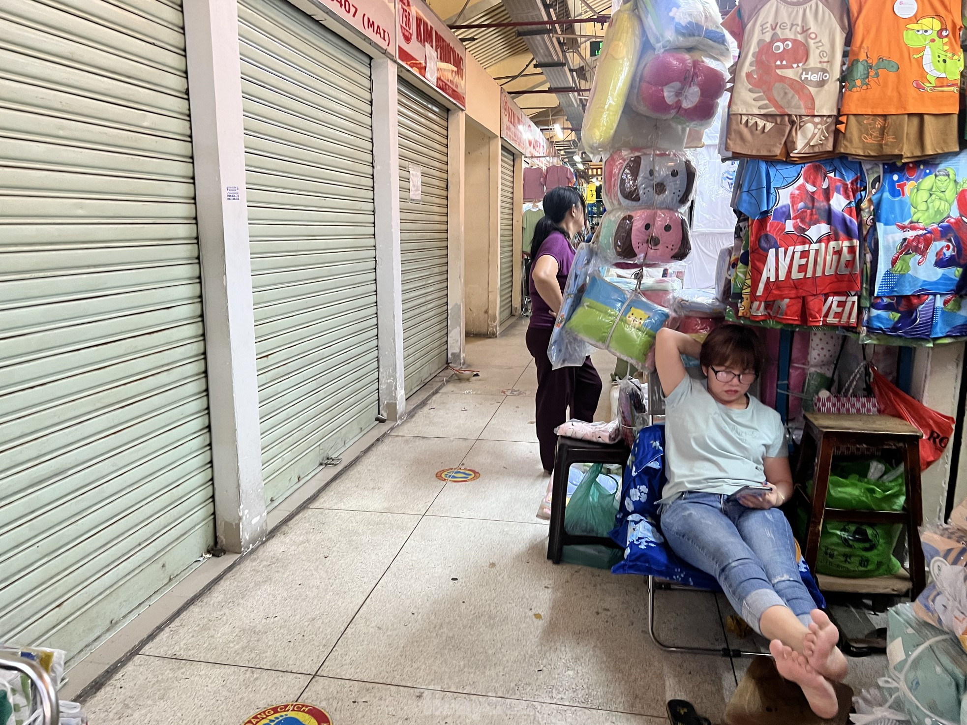 Lạ thường khu chợ tiểu thương chỉ biết ngồi... lướt mạng-13