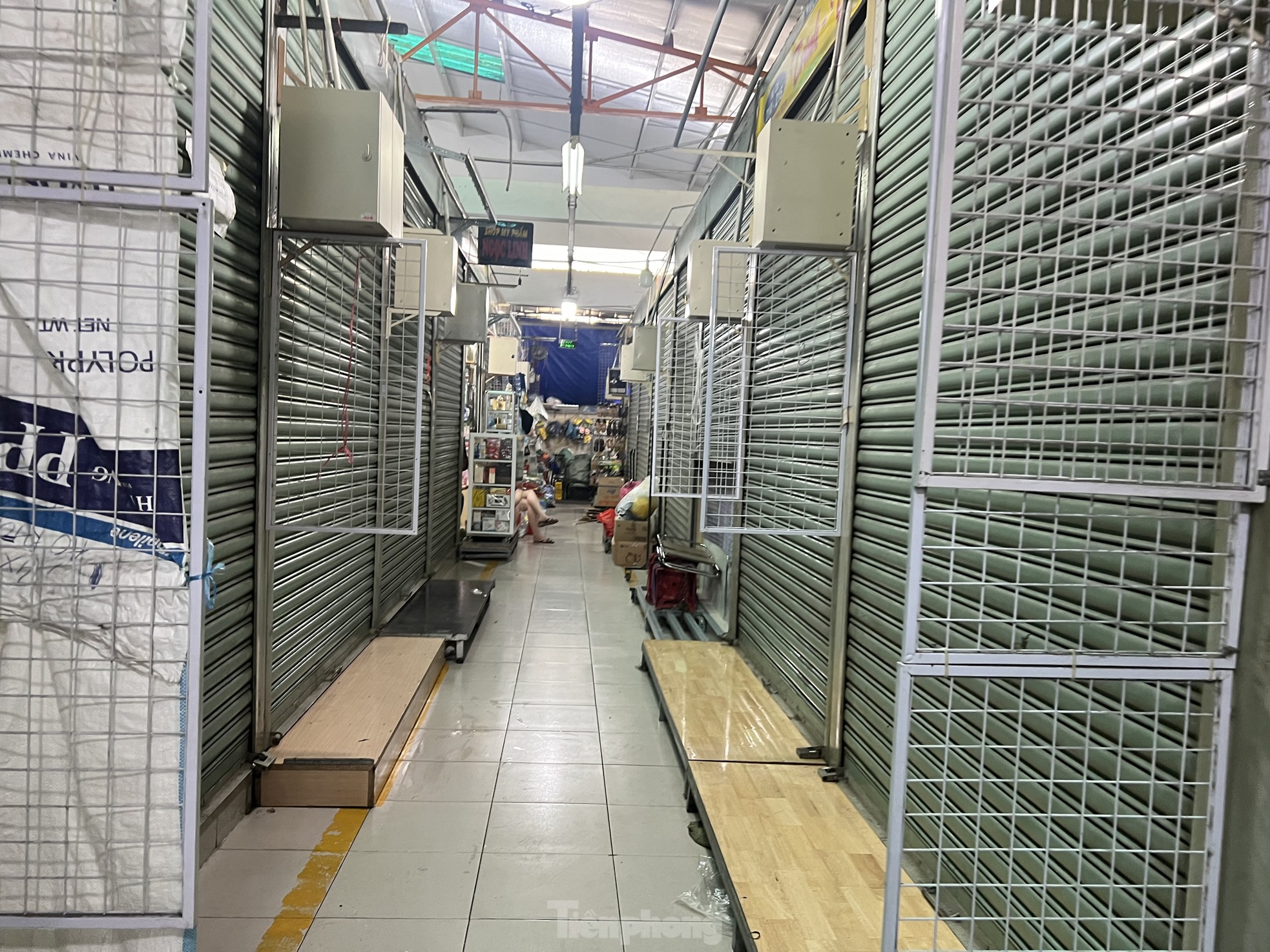Lạ thường khu chợ tiểu thương chỉ biết ngồi... lướt mạng-7