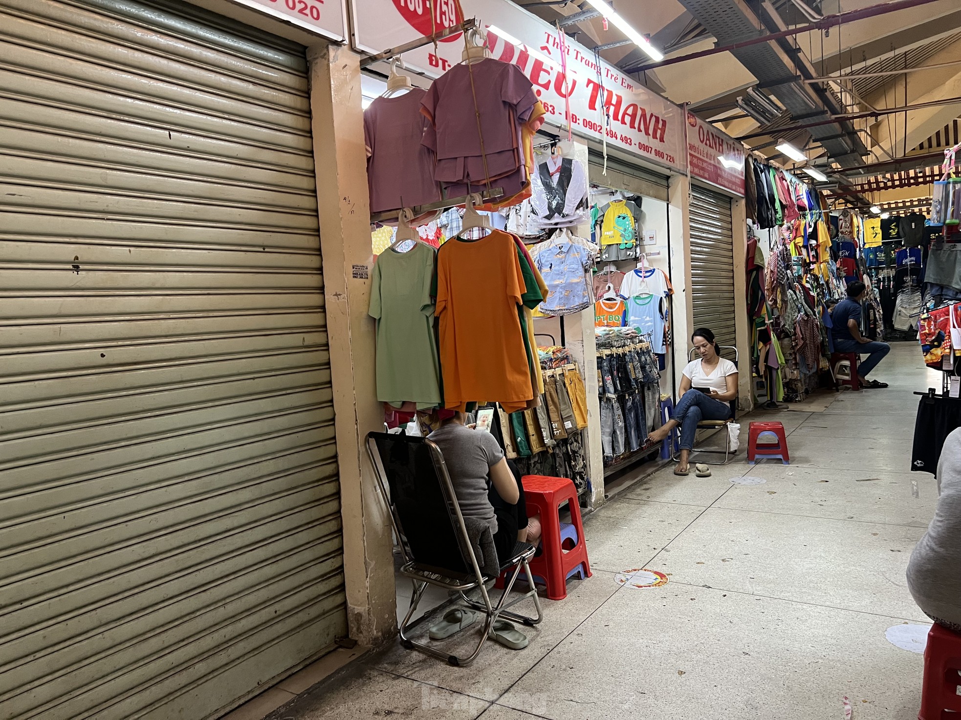 Lạ thường khu chợ tiểu thương chỉ biết ngồi... lướt mạng-8