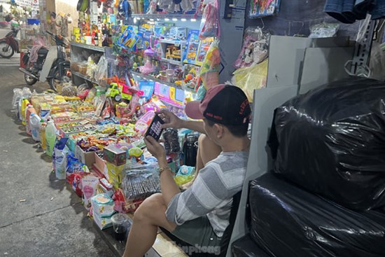 Lạ thường khu chợ tiểu thương chỉ biết ngồi... lướt mạng