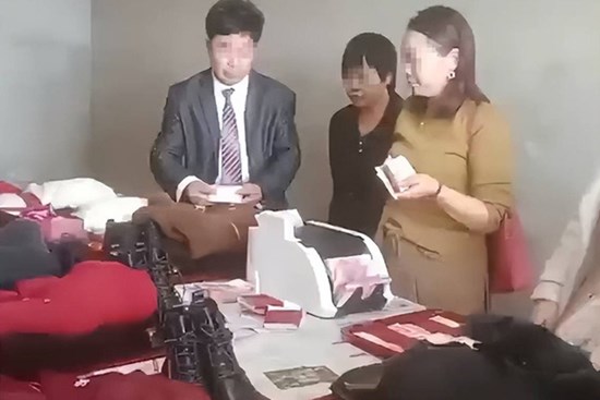 Nhà trai mang tiền sính lễ đến, bố mẹ cô dâu làm điều lạ lùng