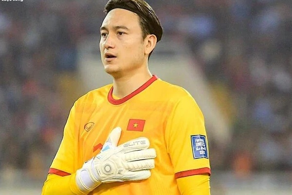 Bạn gái Văn Lâm đến sân cổ vũ cho tuyển Việt Nam, gây chú ý bởi nhan sắc xinh đẹp-9