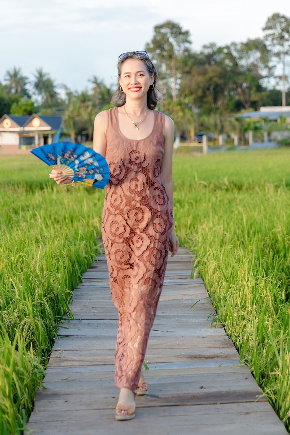 Hoa hậu Việt độc lạ bậc nhất: U50 đầu đầy tóc bạc vẫn đẹp quyến rũ, bỏ showbiz làm nông dân tại Mỹ-6