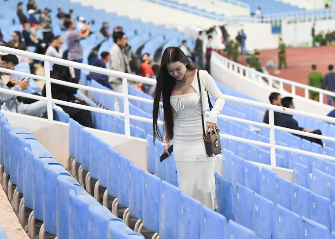 Bạn gái Văn Lâm đến sân cổ vũ cho tuyển Việt Nam, gây chú ý bởi nhan sắc xinh đẹp-1