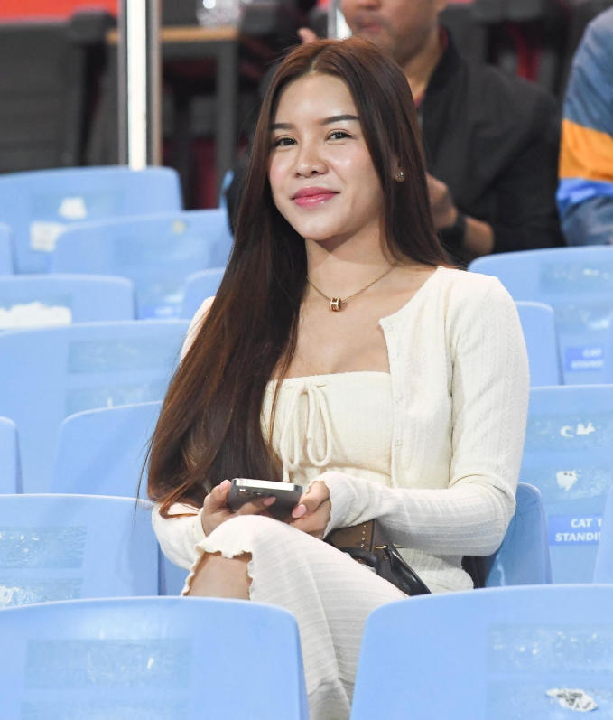 Bạn gái Văn Lâm đến sân cổ vũ cho tuyển Việt Nam, gây chú ý bởi nhan sắc xinh đẹp-5