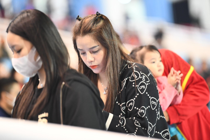 Bạn gái Văn Lâm đến sân cổ vũ cho tuyển Việt Nam, gây chú ý bởi nhan sắc xinh đẹp-6