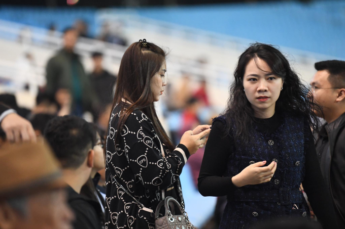 Bạn gái Văn Lâm đến sân cổ vũ cho tuyển Việt Nam, gây chú ý bởi nhan sắc xinh đẹp-7