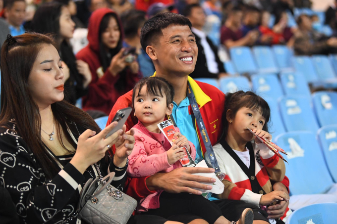 Bạn gái Văn Lâm đến sân cổ vũ cho tuyển Việt Nam, gây chú ý bởi nhan sắc xinh đẹp-8